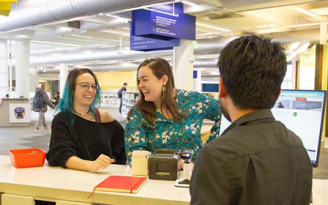 students asking for help at the Ask Us desk